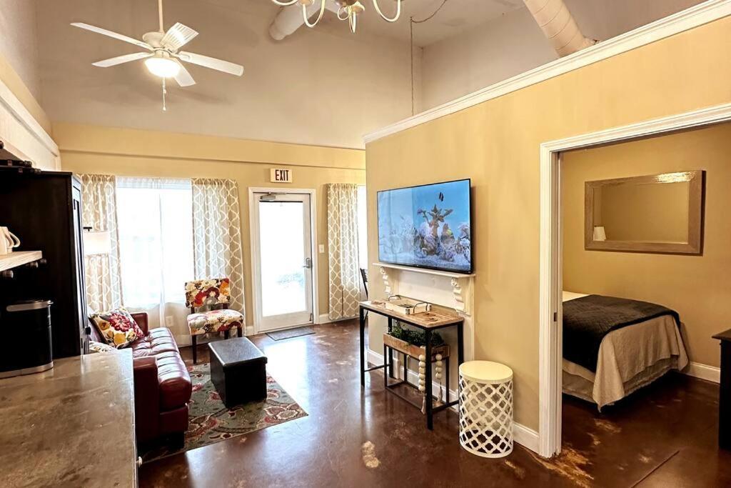 Haven At Hazel~Downtown Bungalow Demorest Экстерьер фото