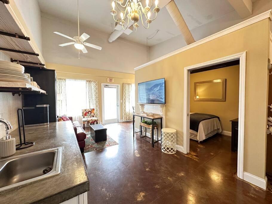 Haven At Hazel~Downtown Bungalow Demorest Экстерьер фото